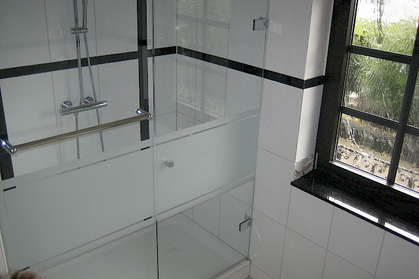 Glas-Dusche mit Dekor